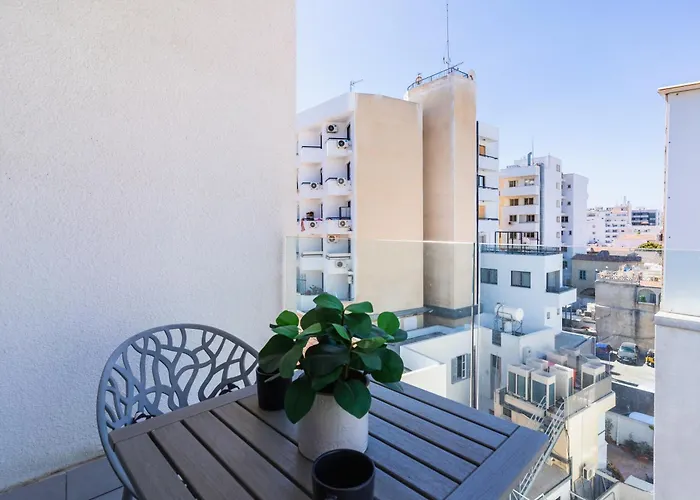 Made With 1-br By Finikoudes Apartment Larnaca